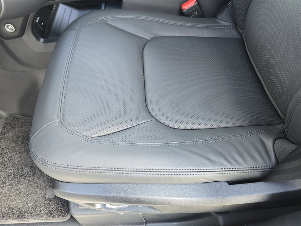 New 2026 Land Rover Defender 130 X-Dynamic SE image 30