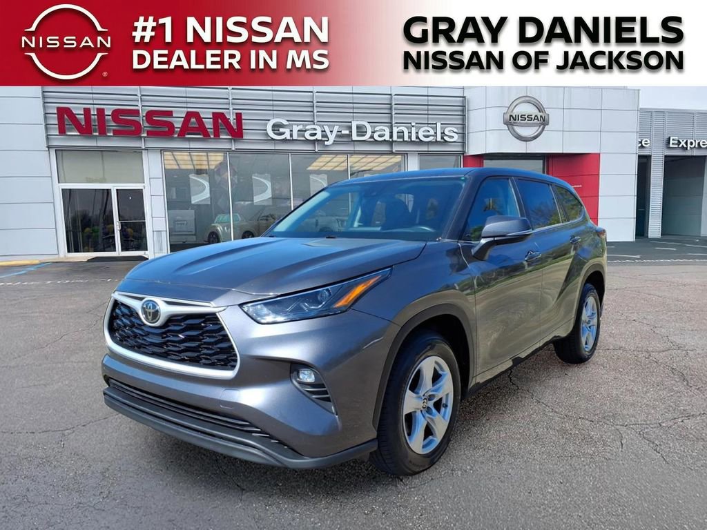 Used 2024 Toyota Highlander LE image 3