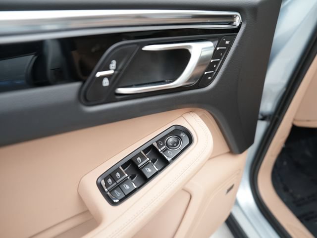 Certified 2026 Porsche Macan AWD/4WD image 9