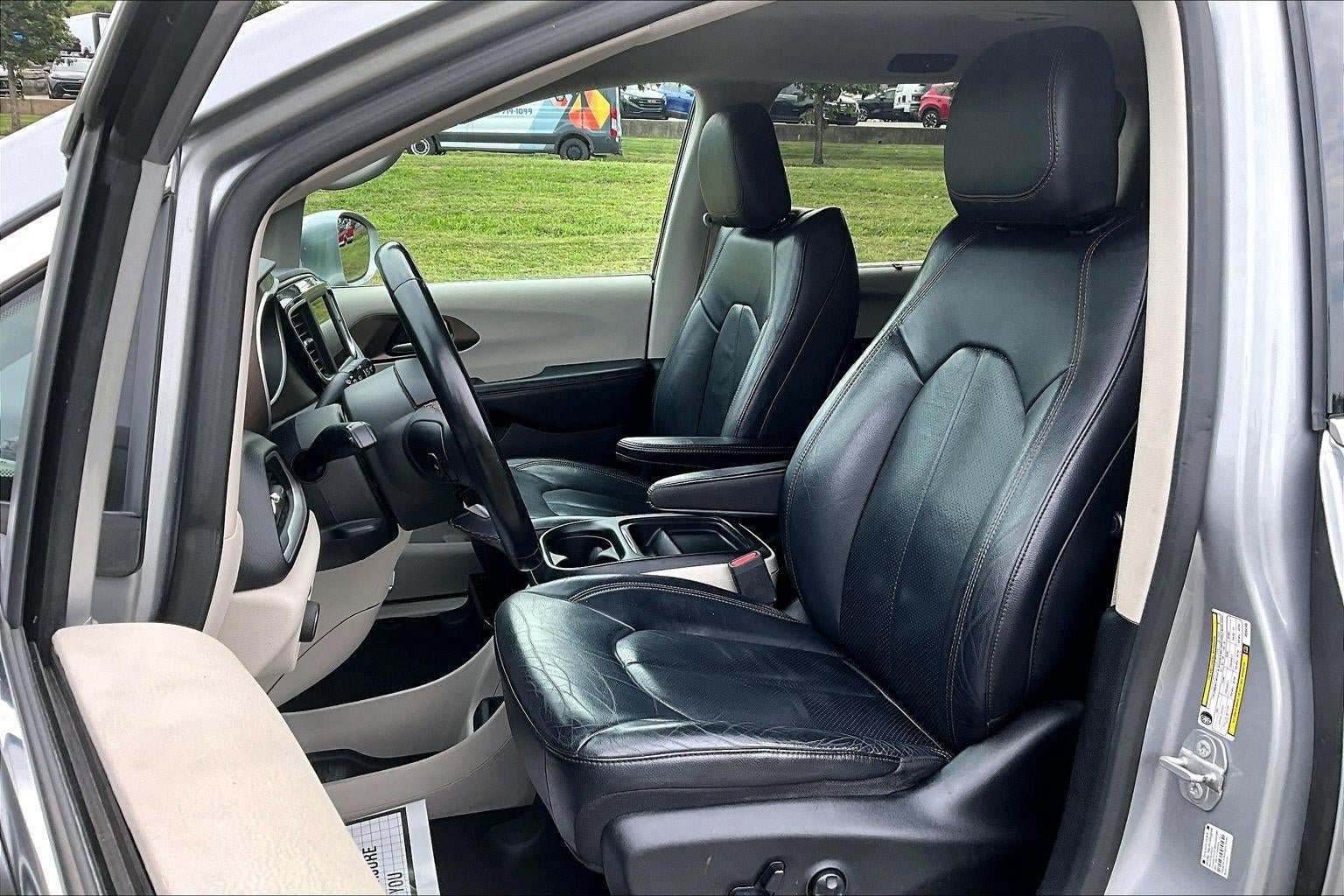 Used 2018 Chrysler Pacifica Touring-L FWD image 21