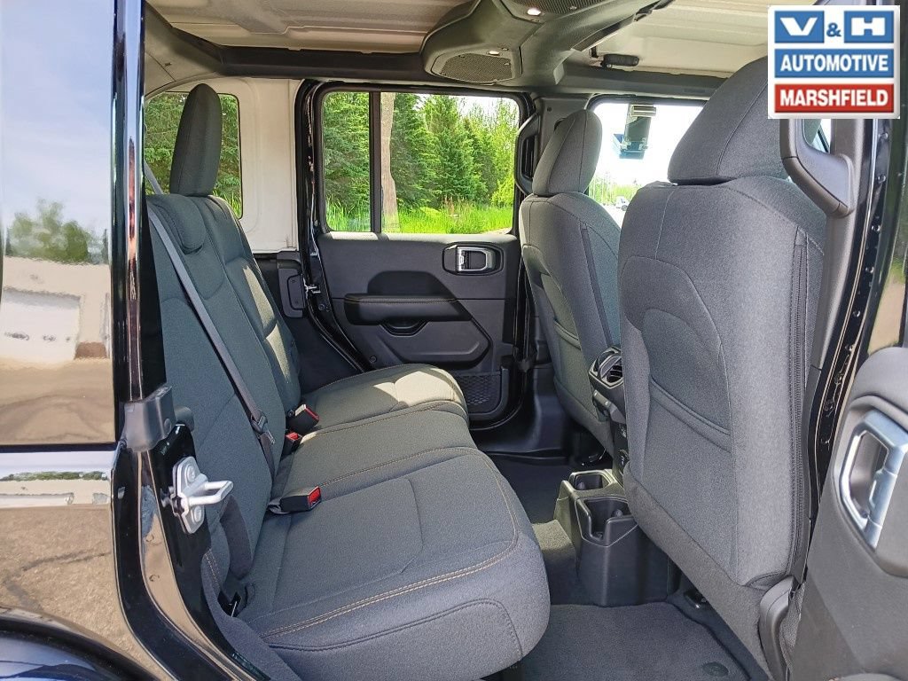 Used 2025 Jeep Wrangler Unlimited Sahara AWD/4WD image 20