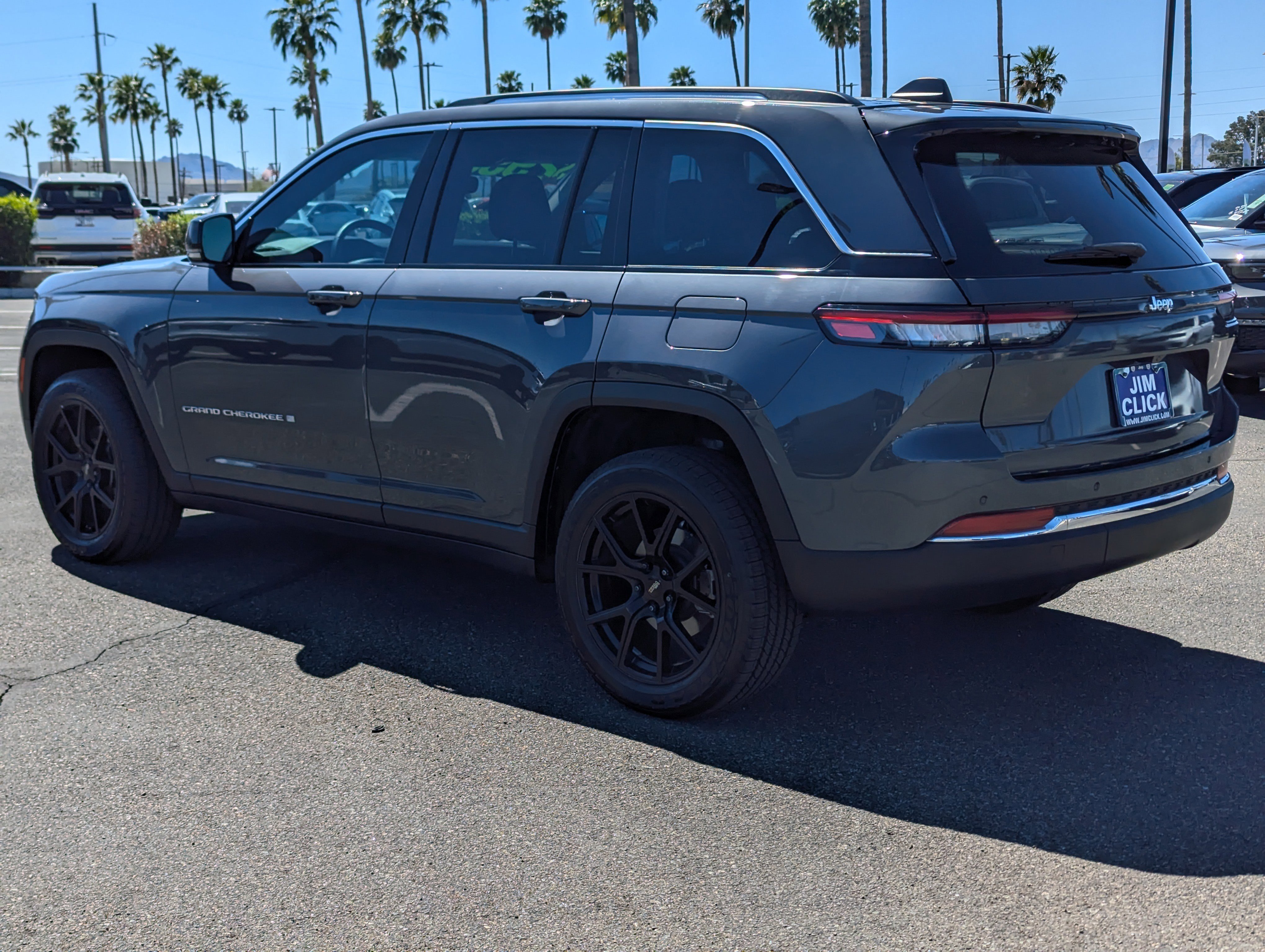 Certified 2022 Jeep Grand Cherokee Limited w/ Trailer Tow Prep Group (B) image 4