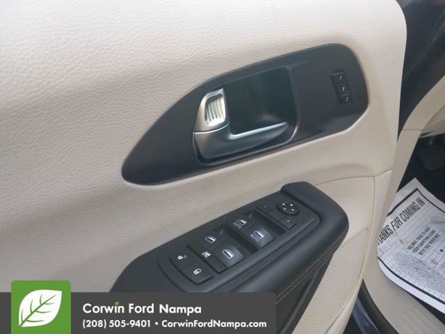 Used 2020 Chrysler Pacifica Touring-L image 11