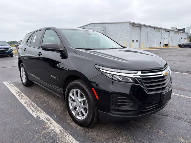 Used 2023 Chevrolet Equinox LS w/ LS Convenience Package FWD image 2