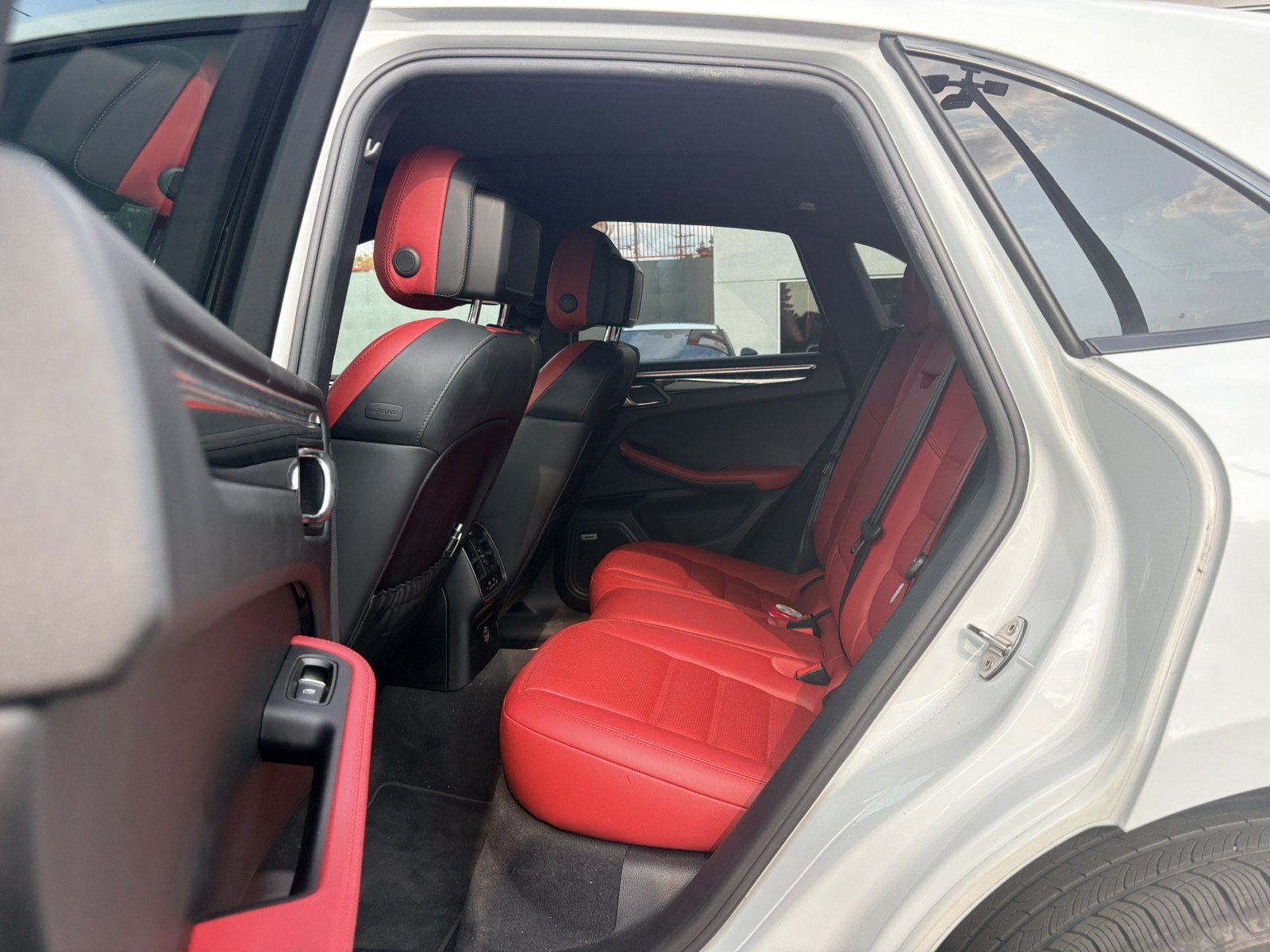 Used 2020 Porsche Macan S AWD/4WD image 17