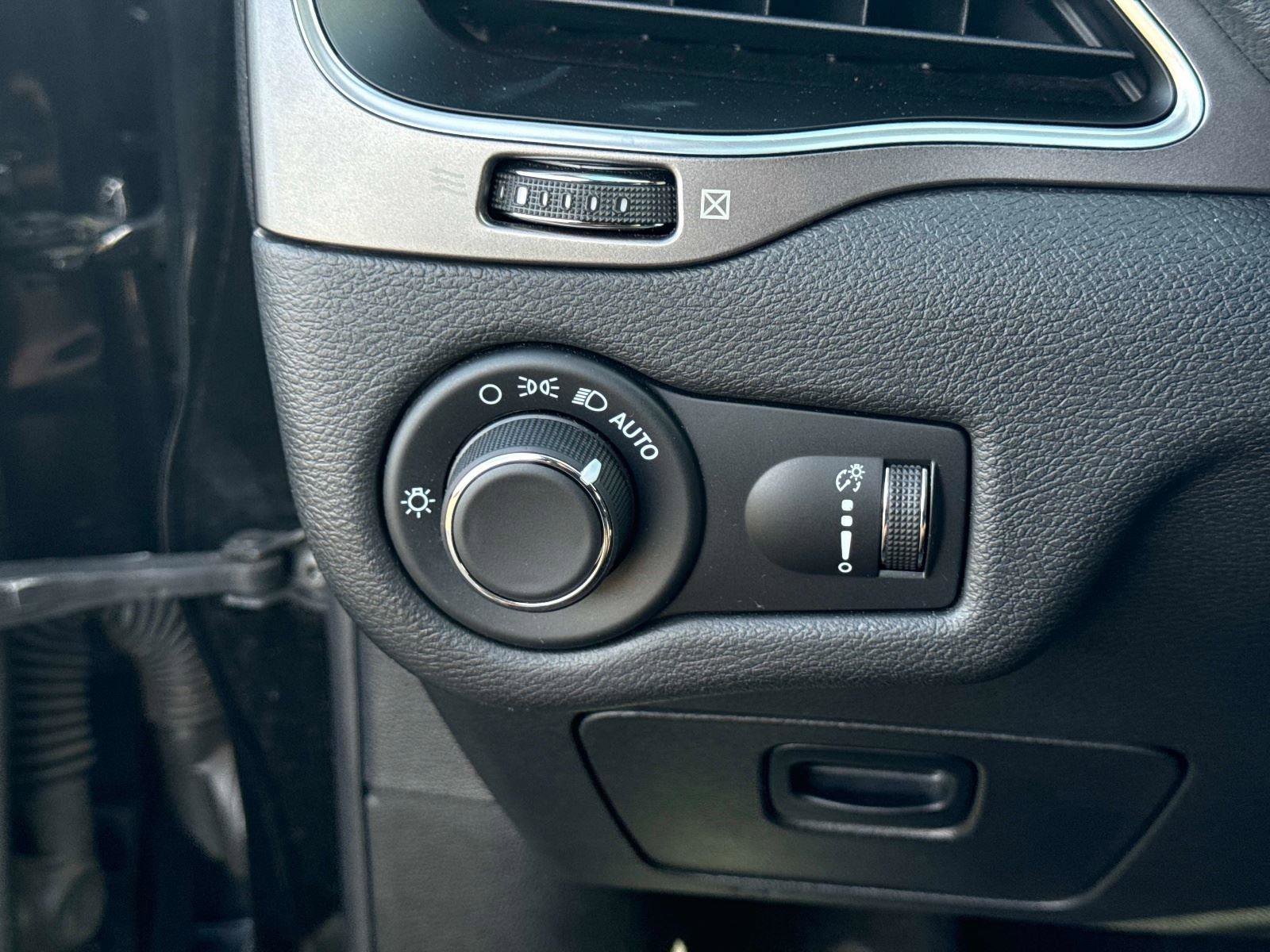 Used 2020 Jeep Cherokee Latitude w/ Cold Weather Group image 30