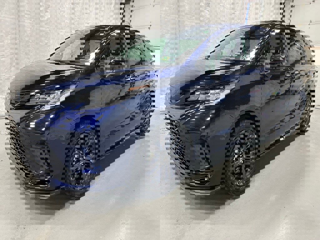 Used 2025 Toyota Sienna XSE image 3