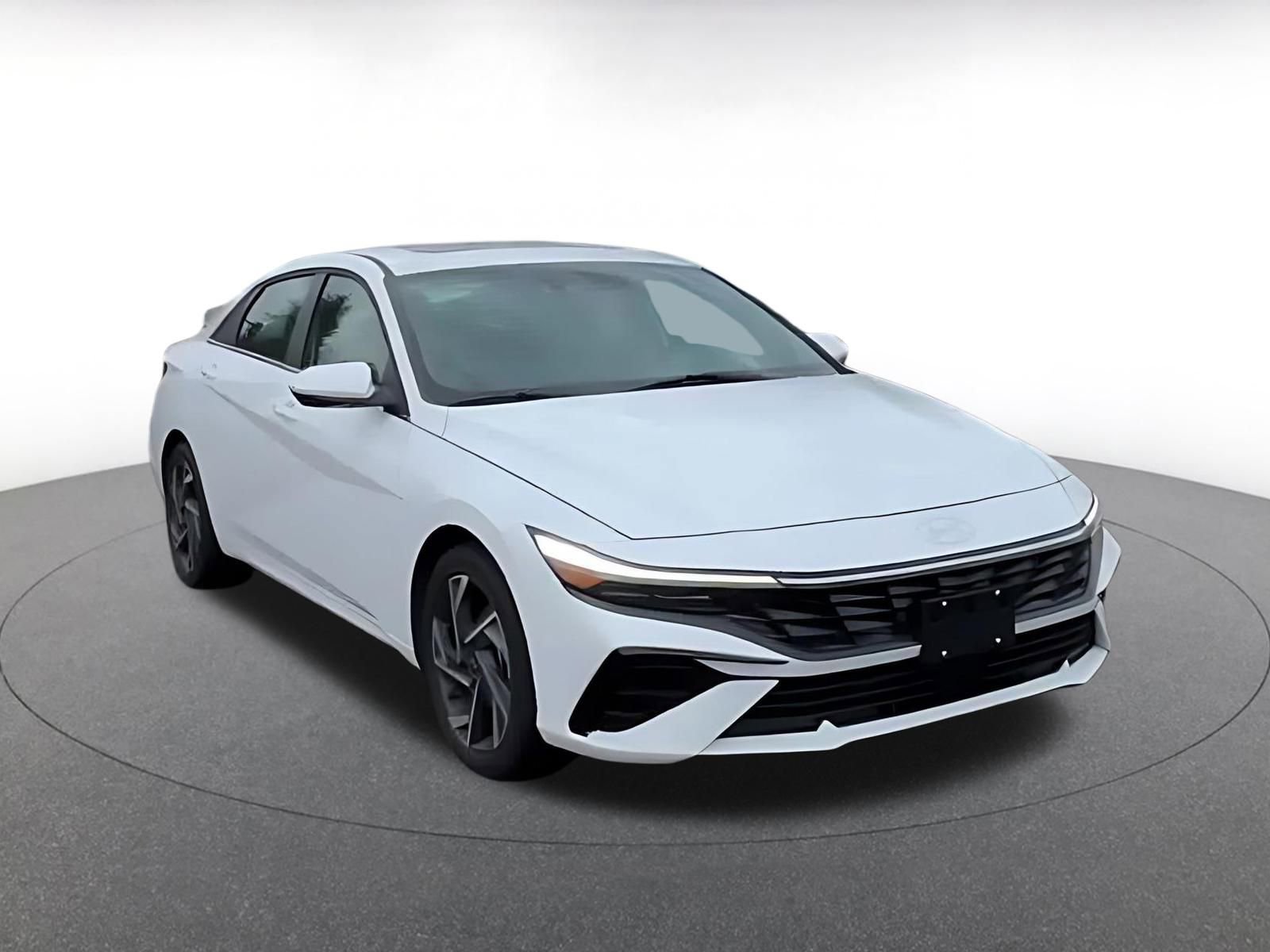 Used 2025 Hyundai Elantra SEL image 3