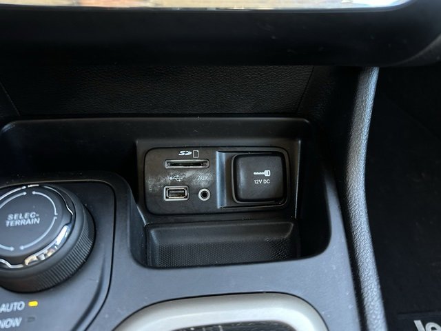 Used 2017 Jeep Cherokee High Altitude w/ Technology Group image 36