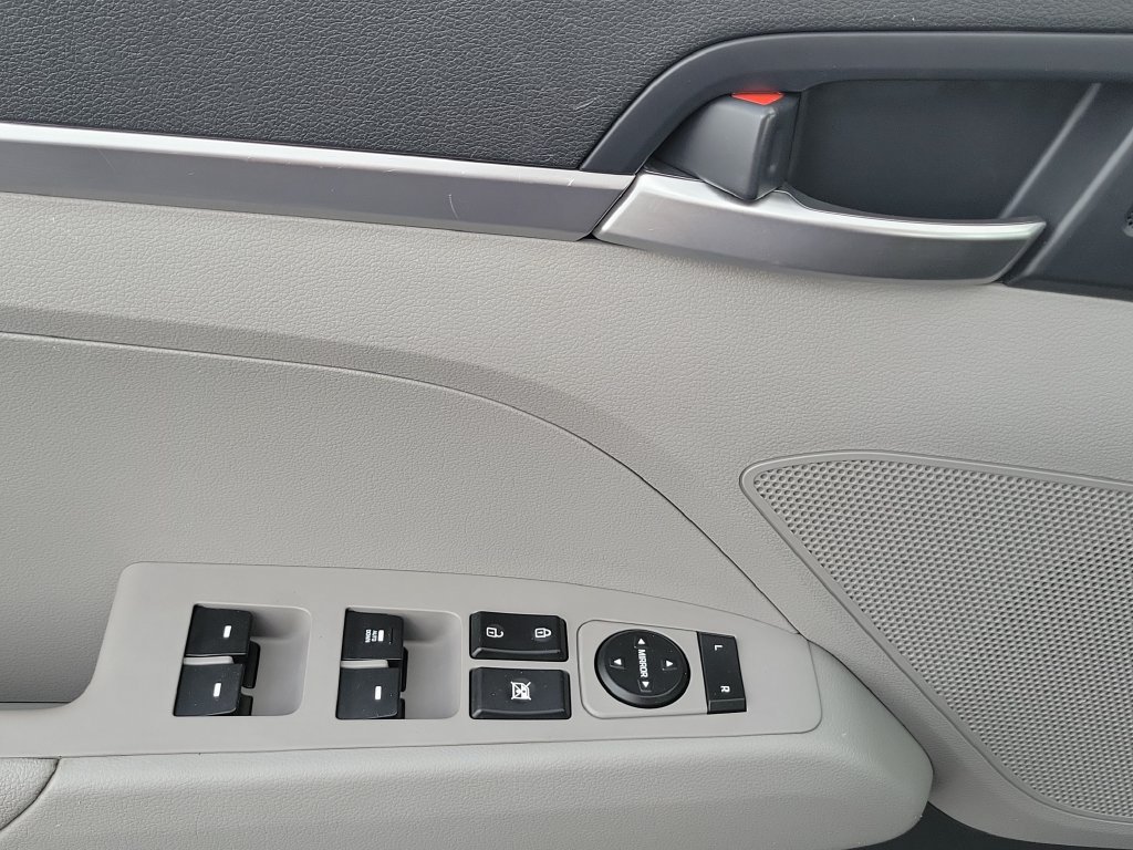 Used 2020 Hyundai Elantra SE FWD image 16