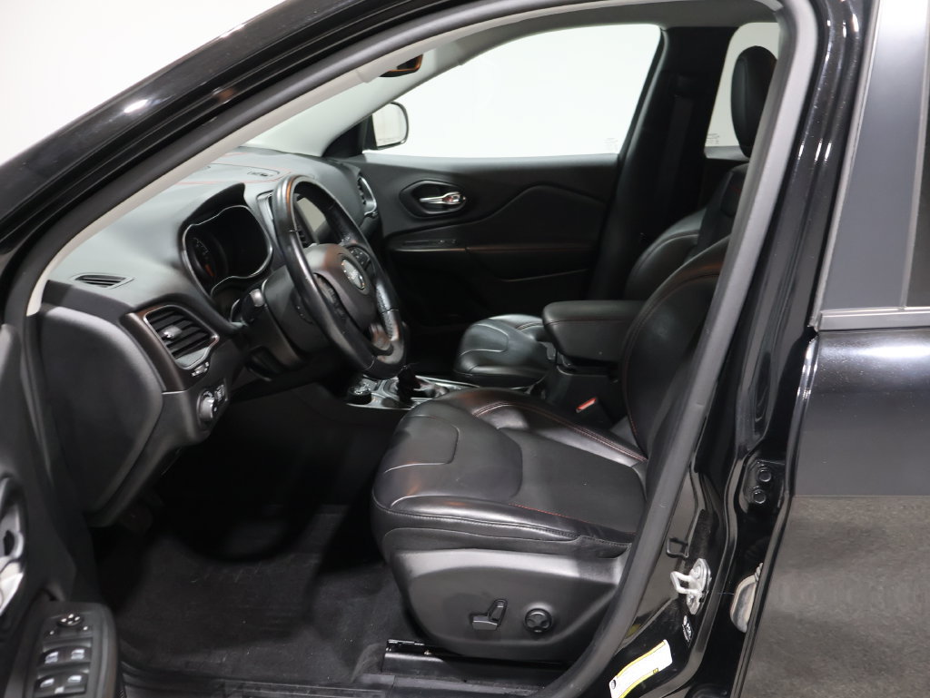 Used 2021 Jeep Cherokee Trailhawk AWD/4WD image 10