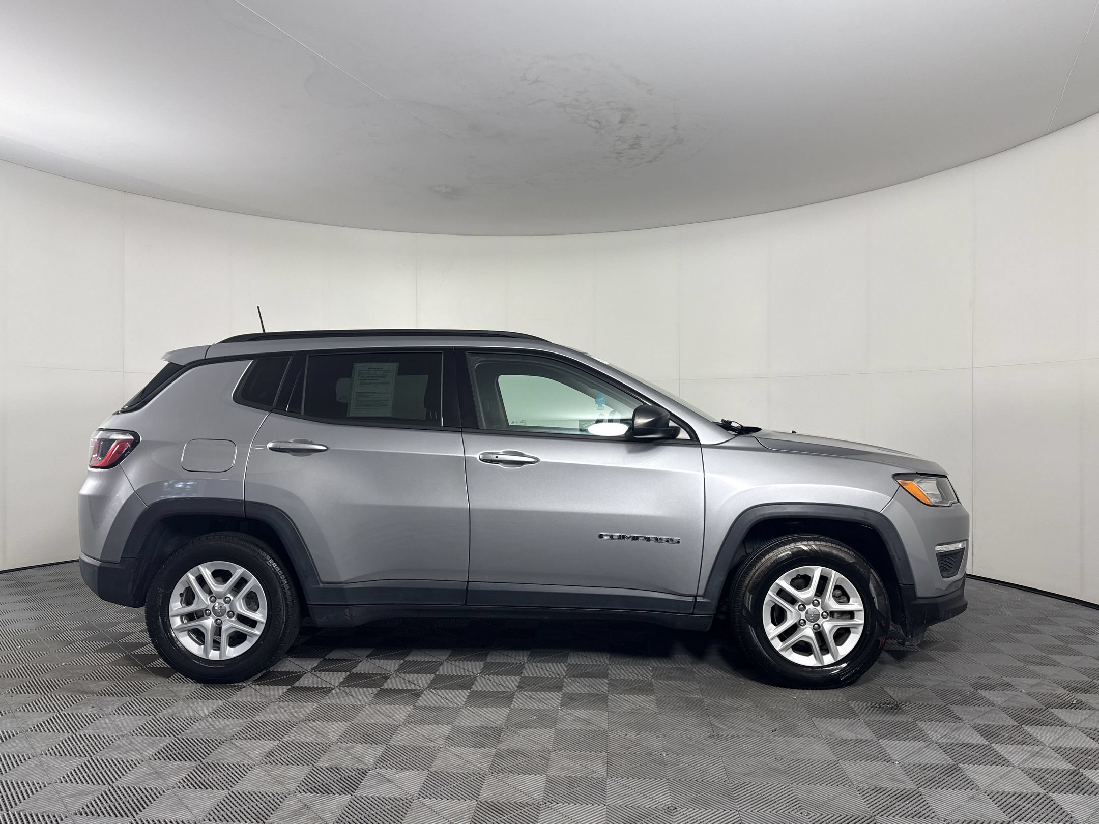 Used 2018 Jeep Compass Sport w/ Tech Group FWD image 8