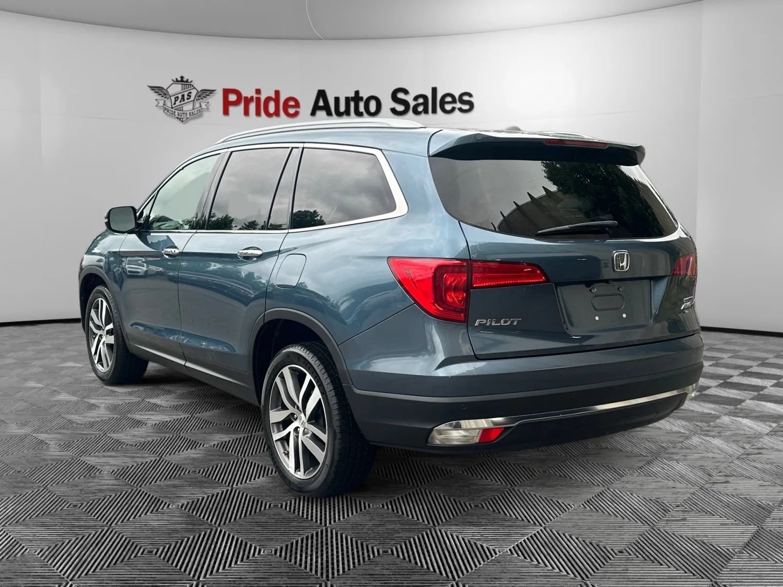 Used 2018 Honda Pilot Touring image 7