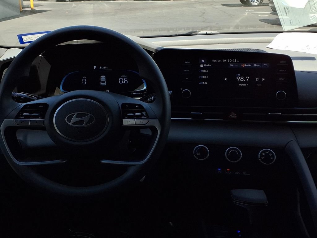 Used 2024 Hyundai Elantra SE FWD image 19