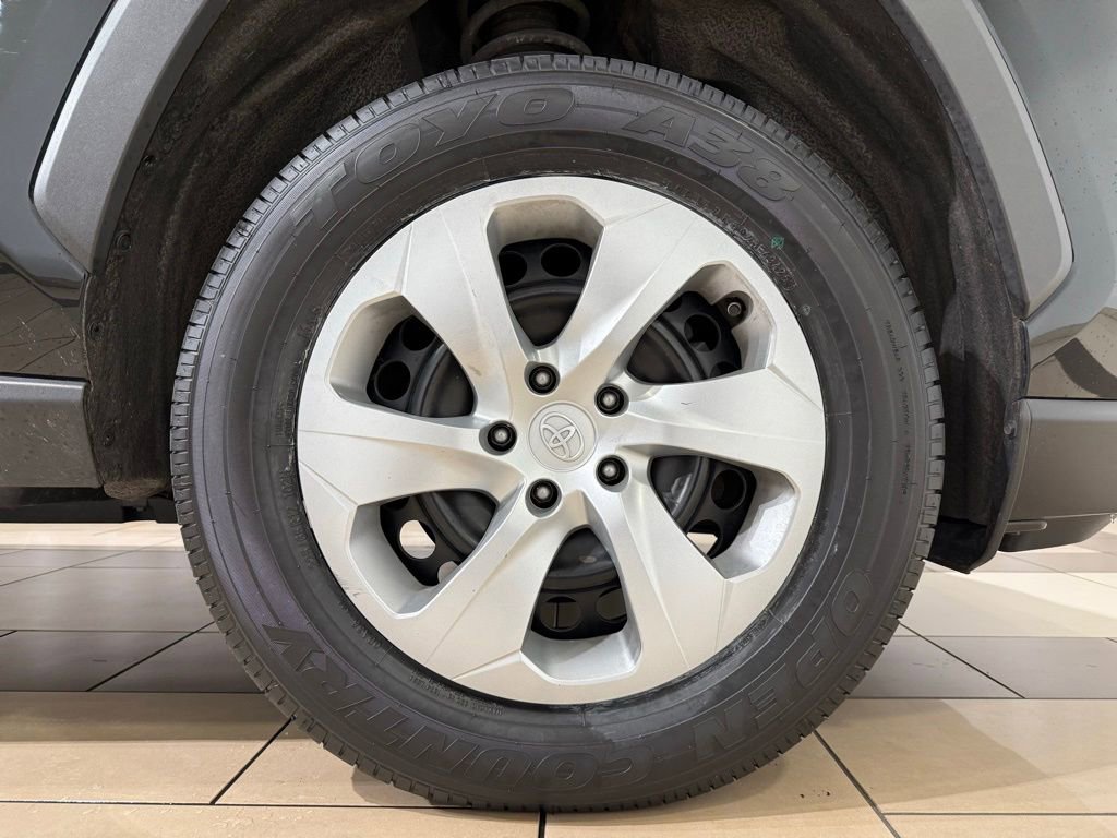Used 2021 Toyota RAV4 LE image 9