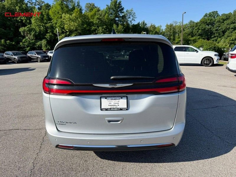 Used 2024 Chrysler Pacifica Touring-L FWD image 7