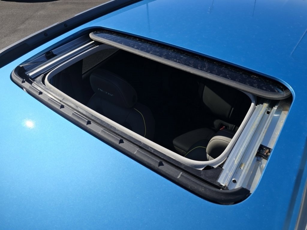 Used 2025 Chevrolet Trax ACTIV w/ Sunroof Package image 3