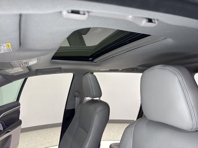 Used 2017 Toyota Highlander Limited FWD image 4