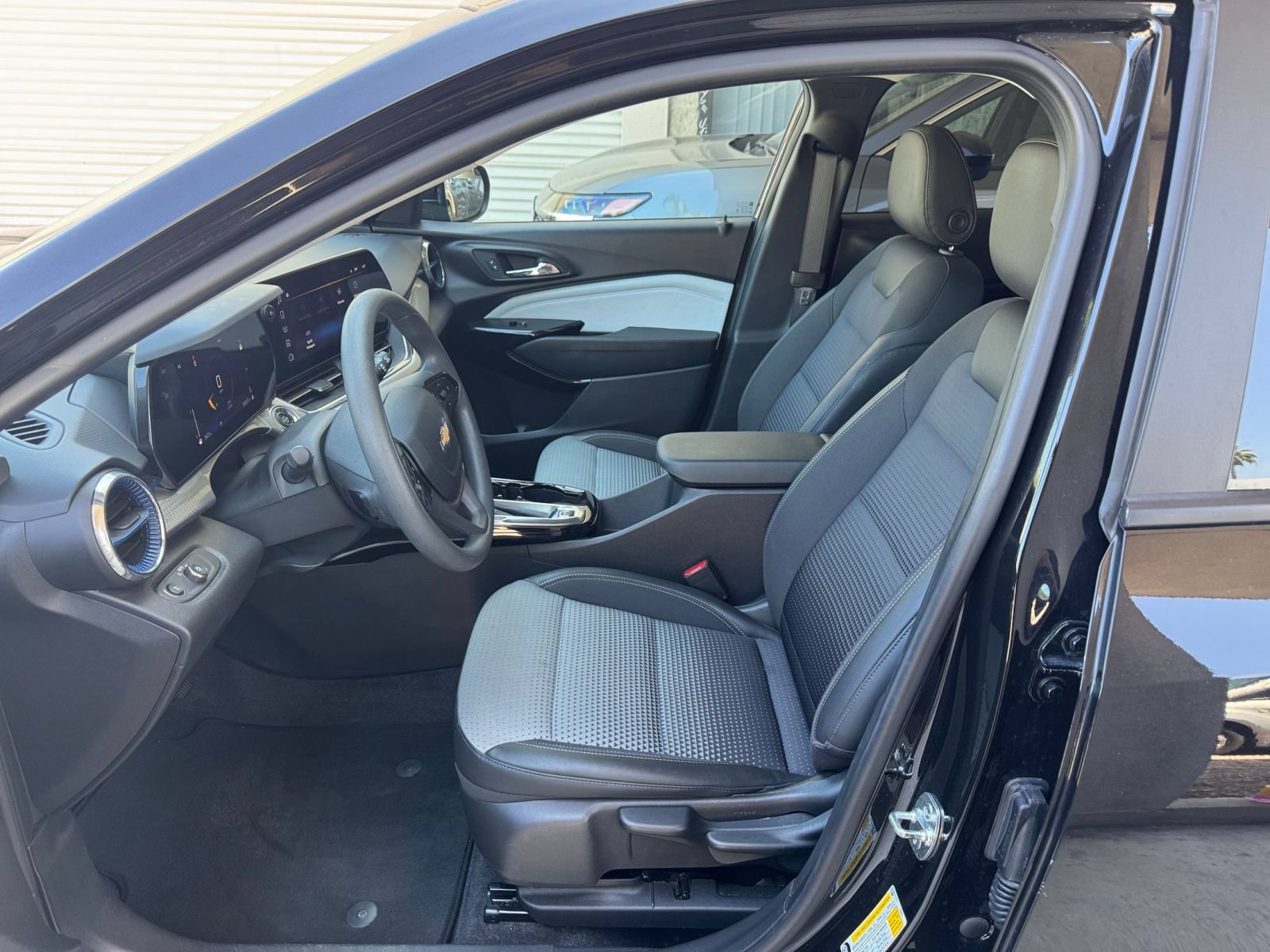 Used 2025 Chevrolet Trax LT FWD image 26