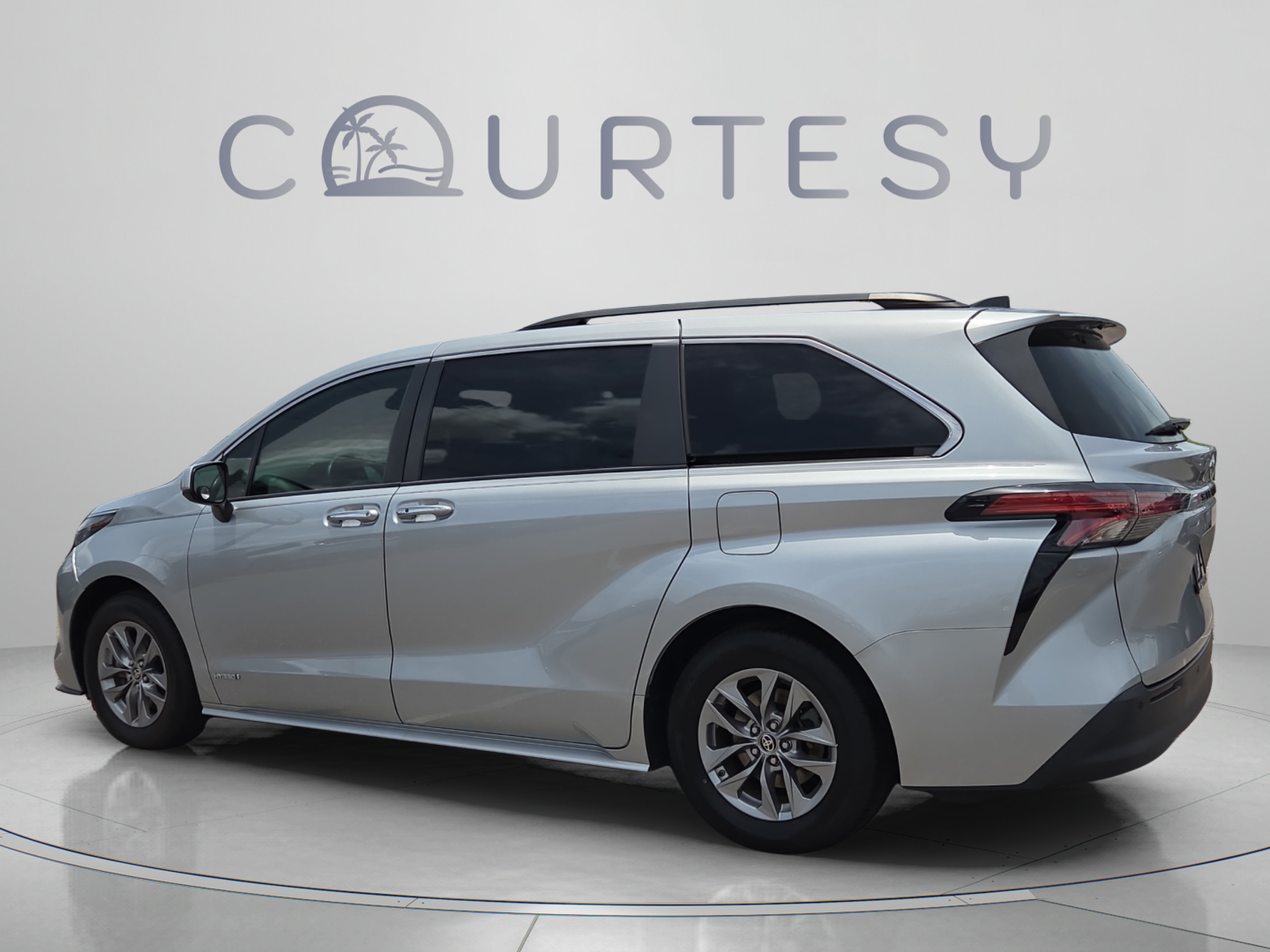 Certified 2021 Toyota Sienna XLE FWD image 3