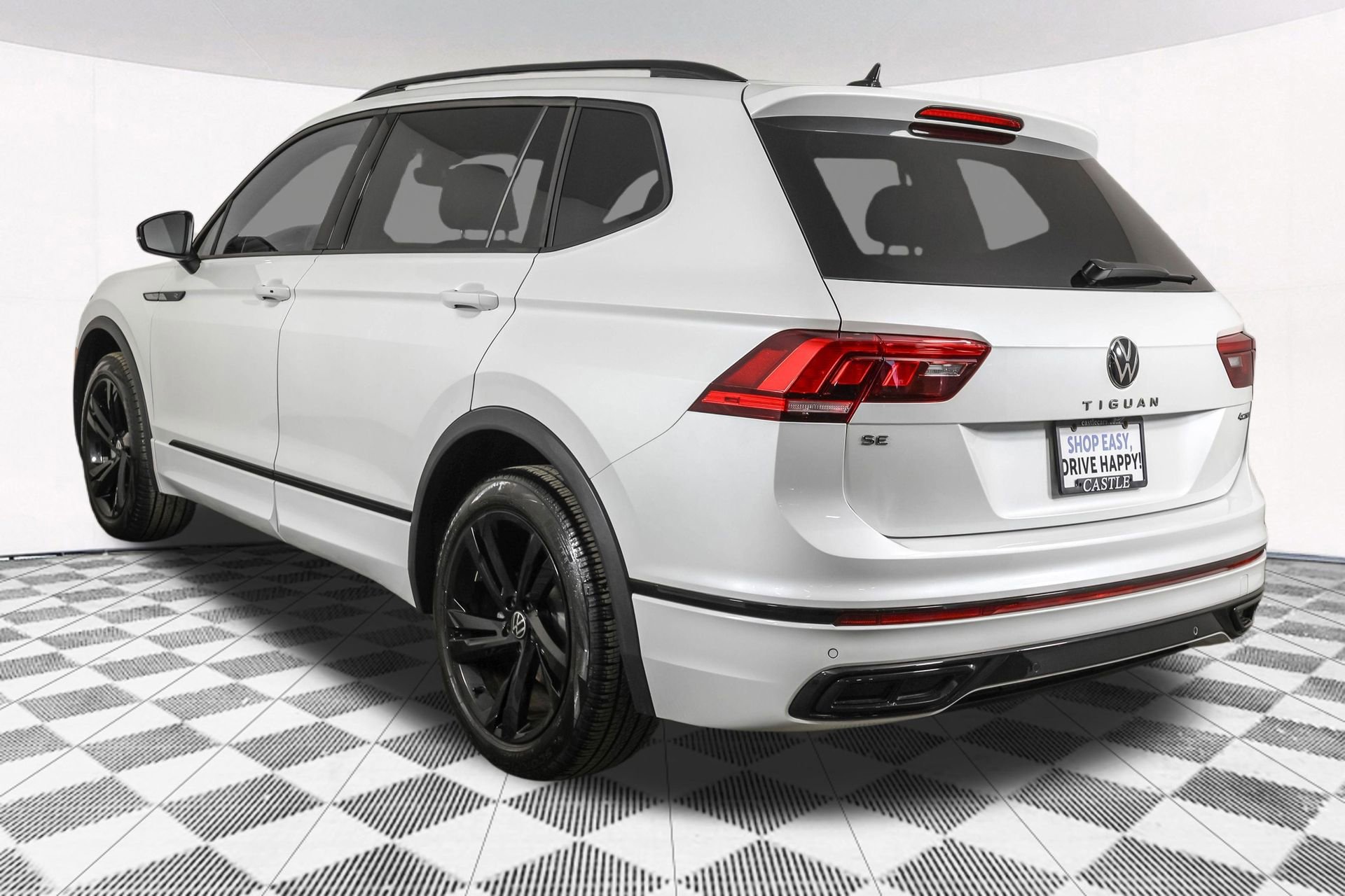 Used 2023 Volkswagen Tiguan SE R-Line image 17