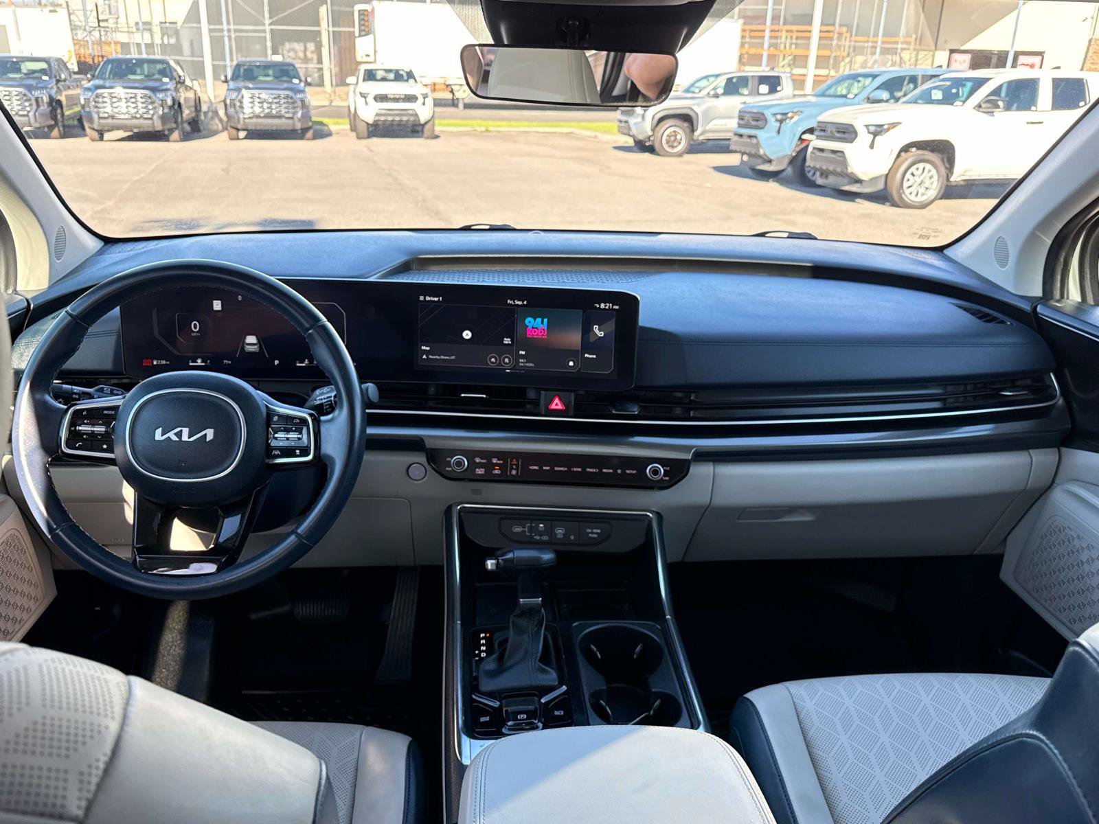 Used 2025 Kia Carnival SX w/ SX Dark Edition Package FWD image 14