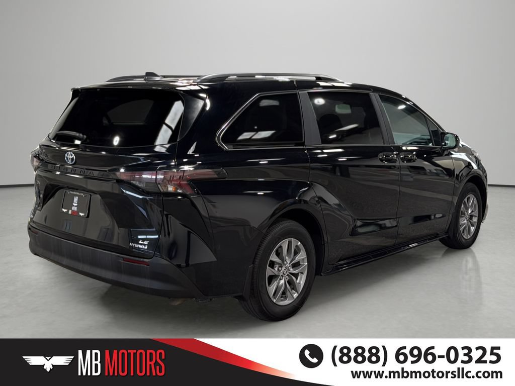 Used 2024 Toyota Sienna LE AWD/4WD image 4
