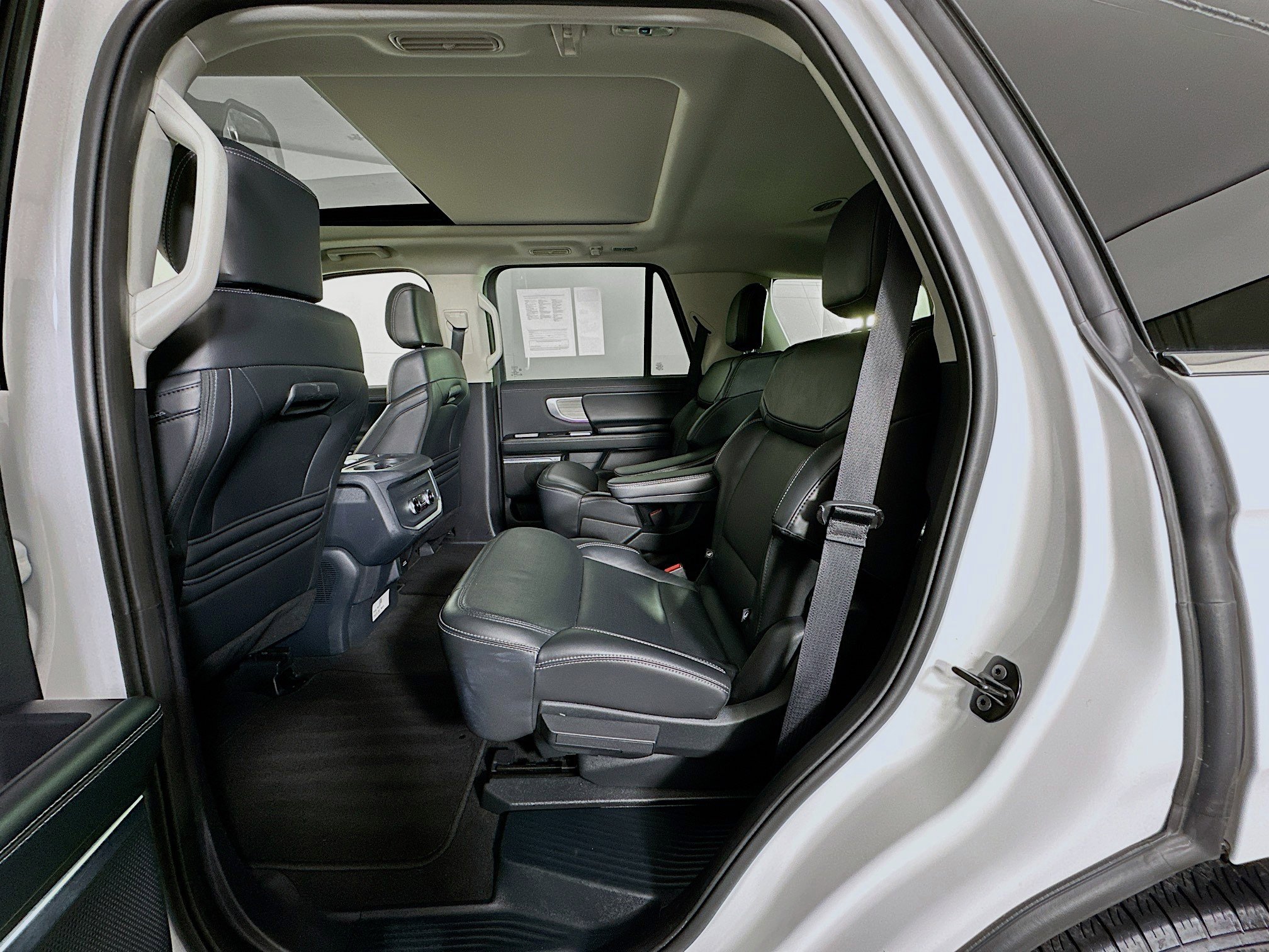 Used 2025 Ford Expedition Platinum image 29