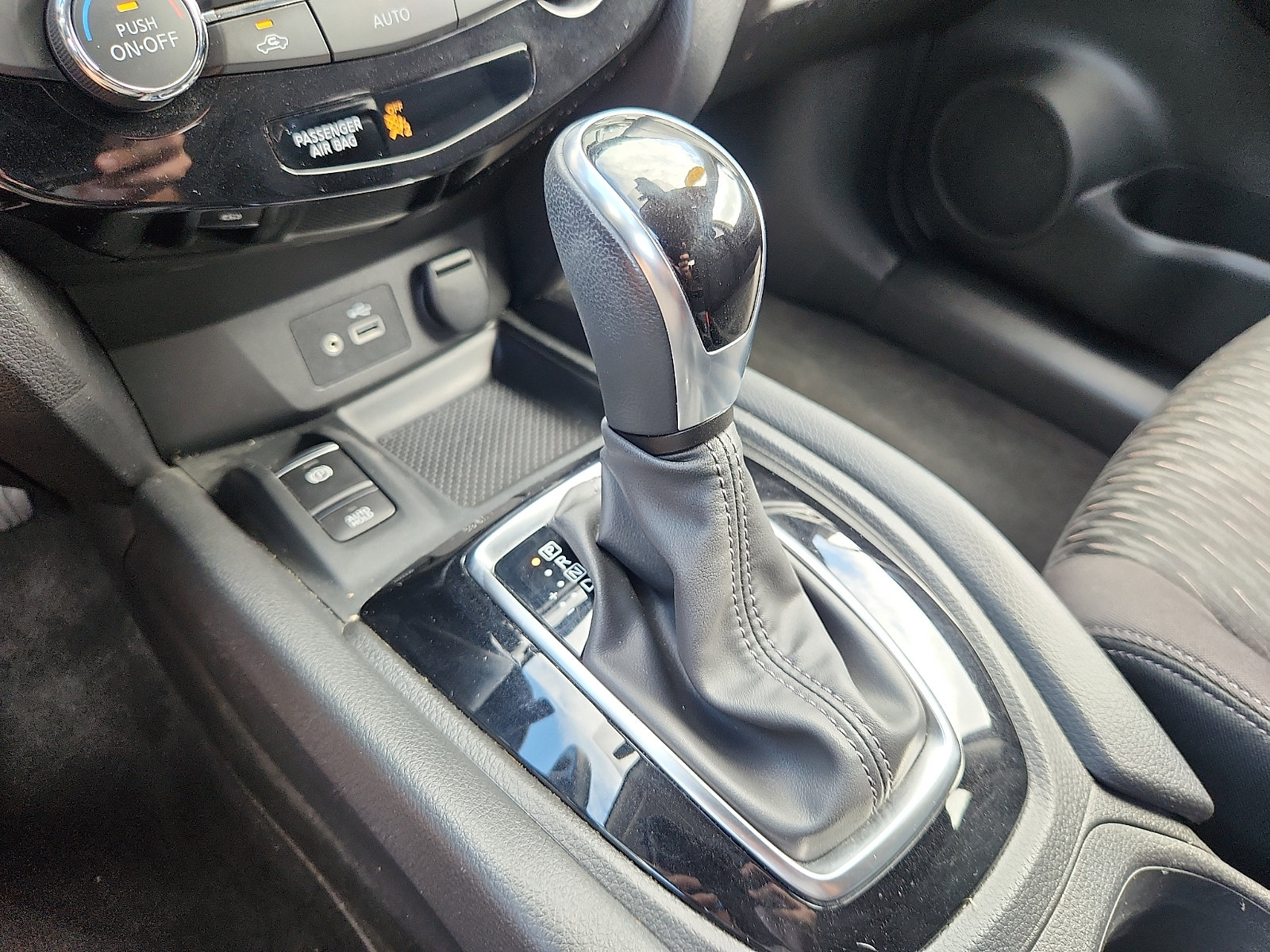 Used 2020 Nissan Rogue SV w/ Premium Package AWD/4WD image 15