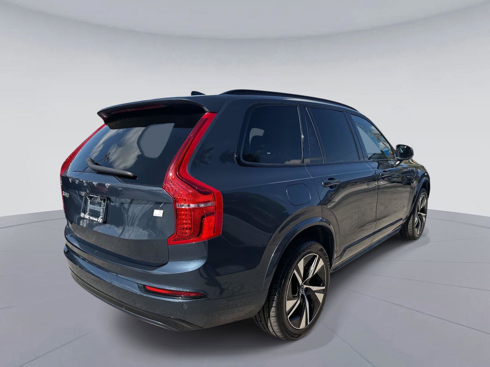 Used 2022 Volvo XC90 T8 R-Design image 3