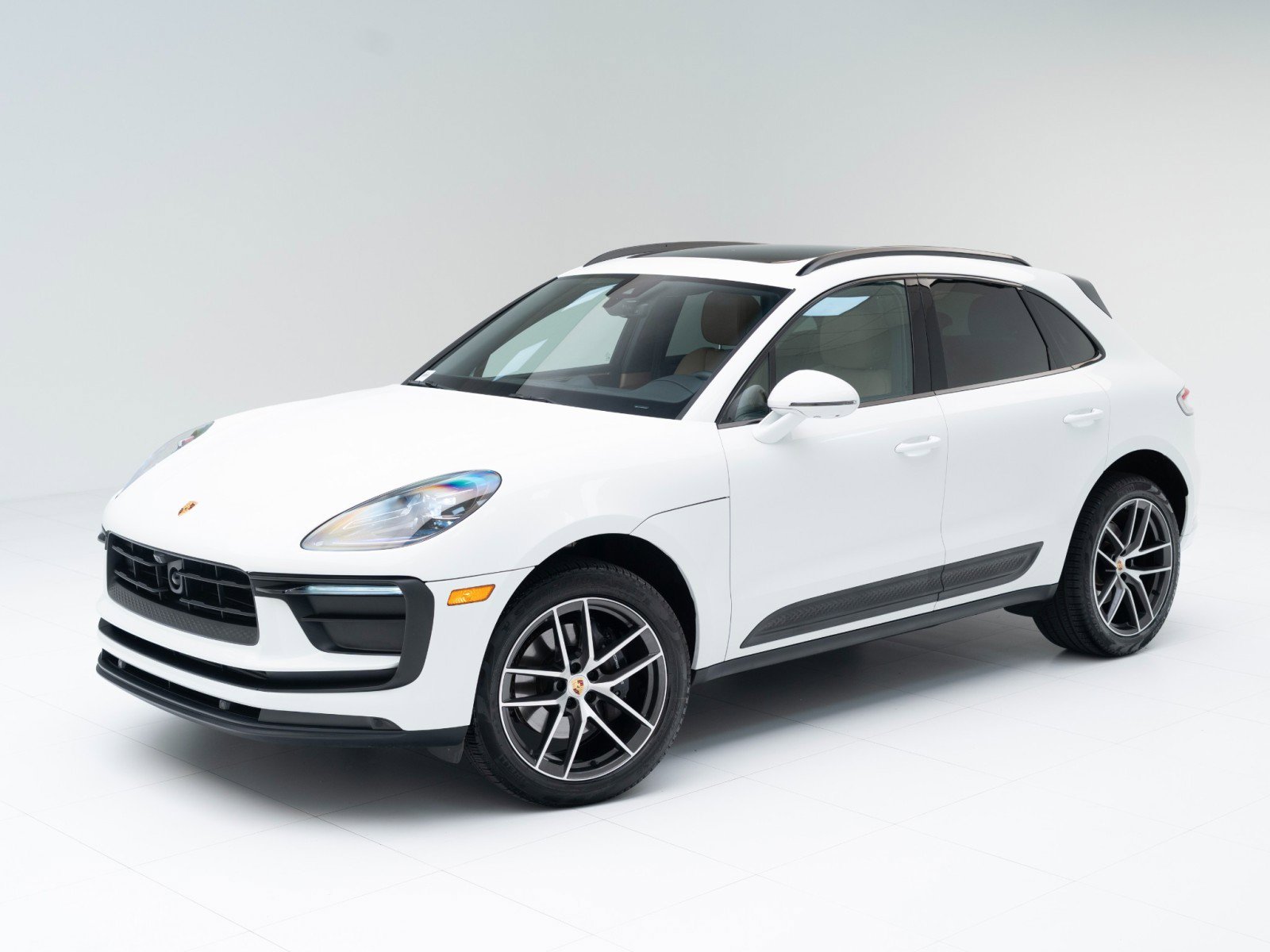 Certified 2025 Porsche Macan image 1