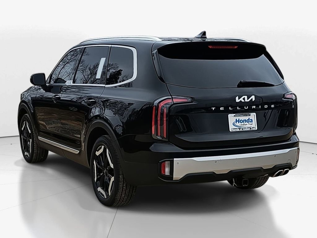 Used 2024 Kia Telluride EX w/ EX Captain's Chair Package image 5