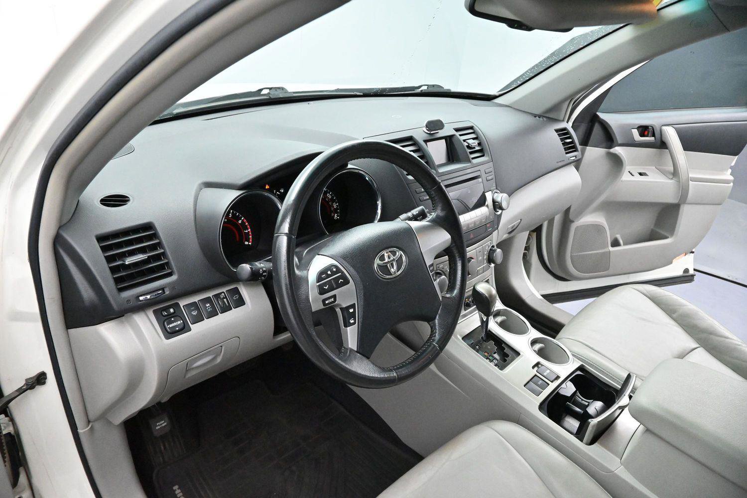 Used 2012 Toyota Highlander SE w/ Tow Pkg FWD image 12