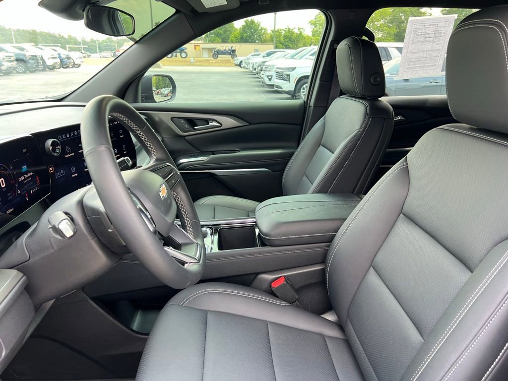 Used 2025 Chevrolet Traverse LT w/ Driver Confidence Package FWD image 8