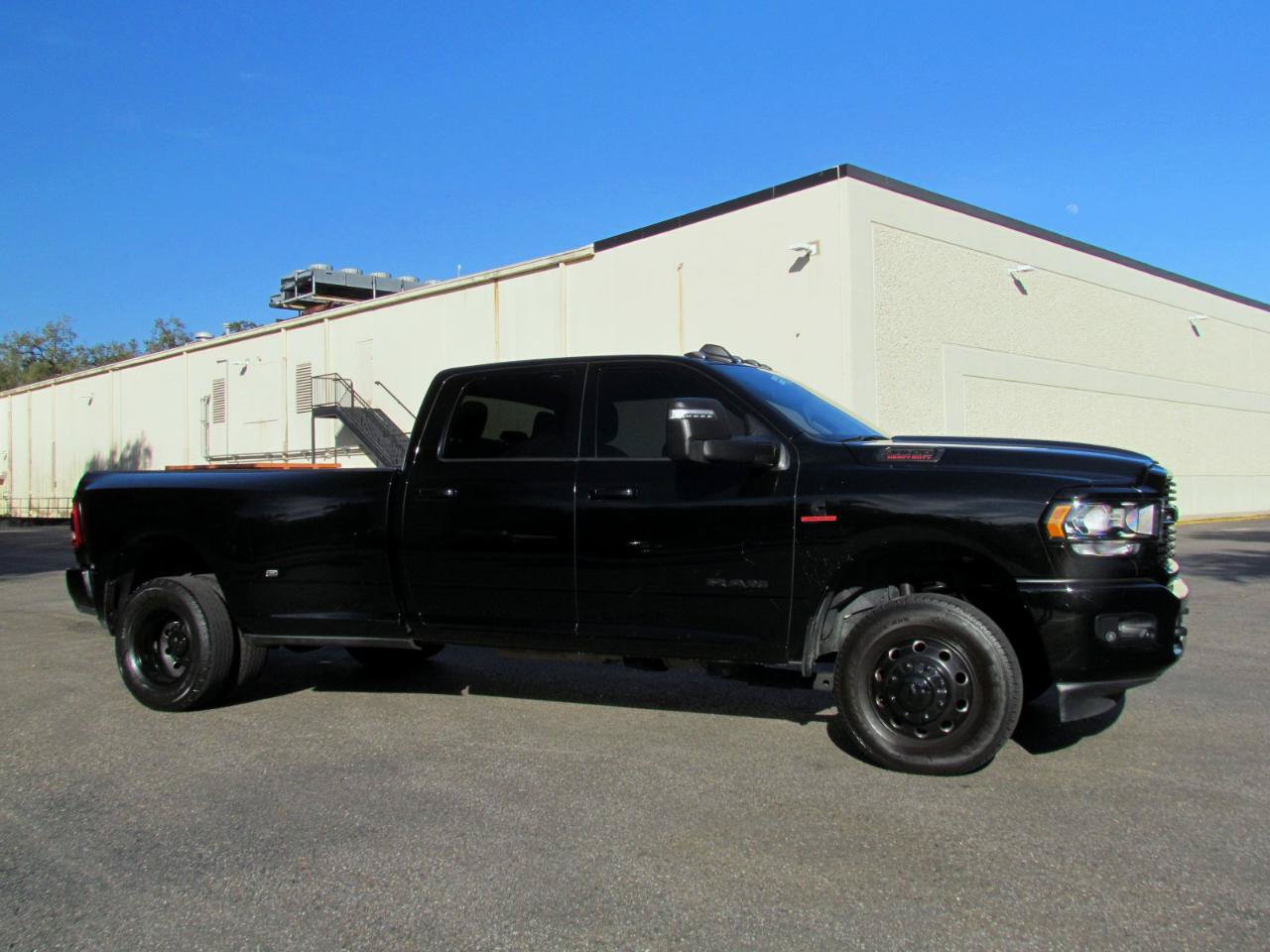 Used 2024 RAM 3500 Big Horn w/ Night Edition AWD/4WD image 15