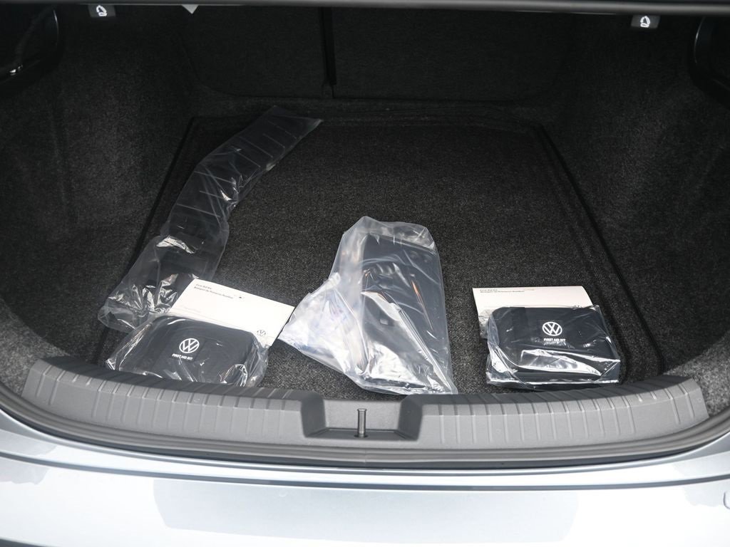 Used 2025 Volkswagen Jetta SE image 24