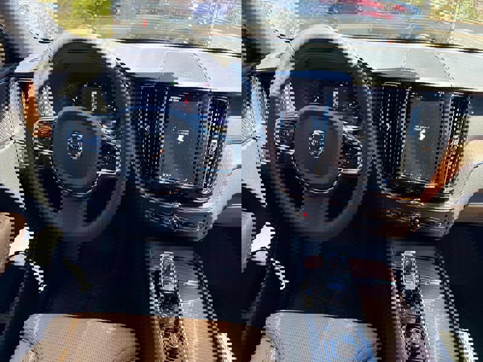 Certified 2025 Volvo XC60 B5 Ultra w/ Protection Package Premier image 19