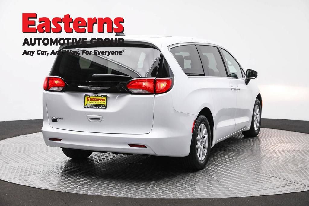 Used 2023 Chrysler Voyager LX FWD image 5