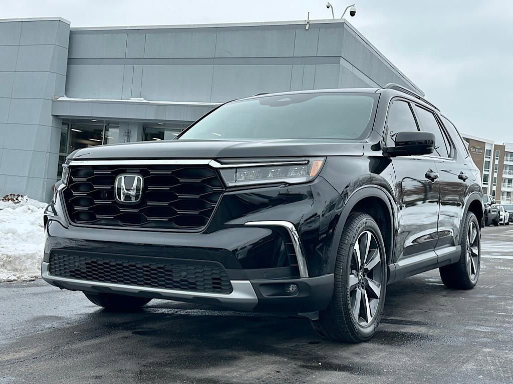 Used 2023 Honda Pilot Touring image 3