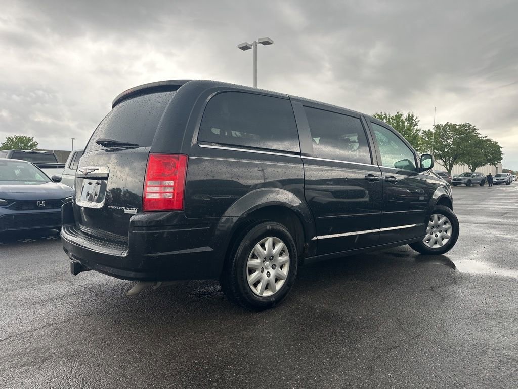 Used 2010 Chrysler Town & Country LX FWD image 11