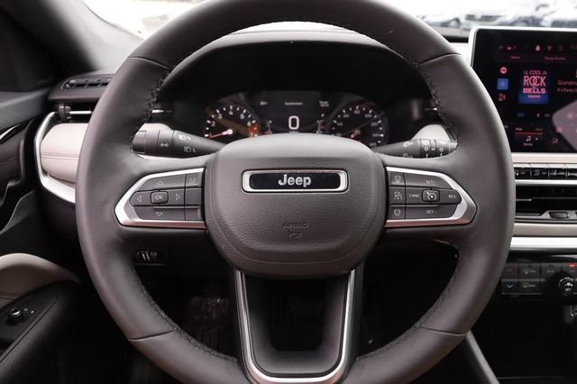 Used 2025 Jeep Compass Limited AWD/4WD image 10