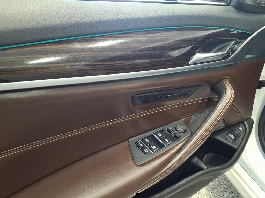 Used 2019 BMW 530e xDrive w/ Executive Package AWD/4WD image 9