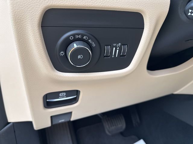 New 2025 Jeep Grand Cherokee Limited w/ Luxury Tech Group II AWD/4WD image 33