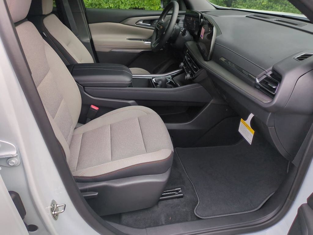 New 2027 Chevrolet Traverse LT w/ Driver Confidence Package FWD image 36