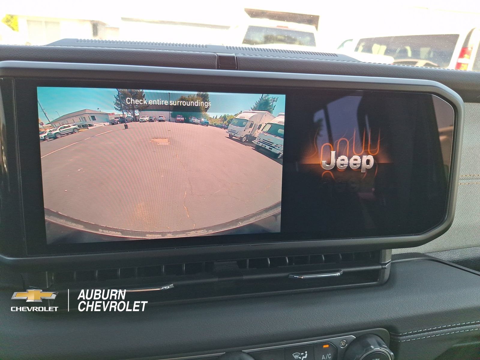 Used 2024 Jeep Wrangler Unlimited Sahara AWD/4WD image 11