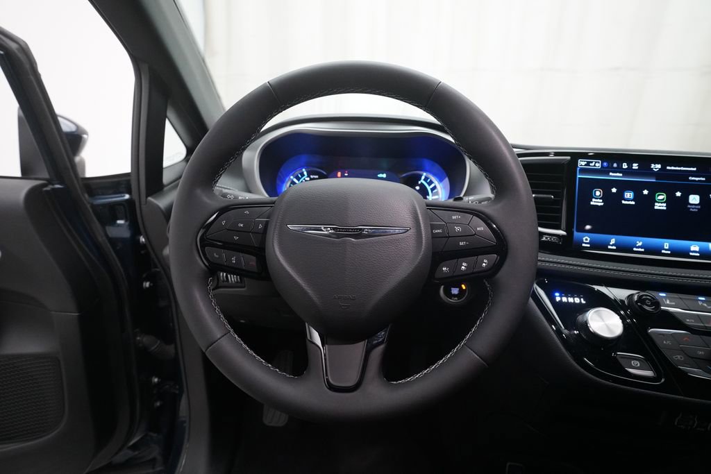 Used 2023 Chrysler Pacifica Touring-L w/ S Appearance Package image 4