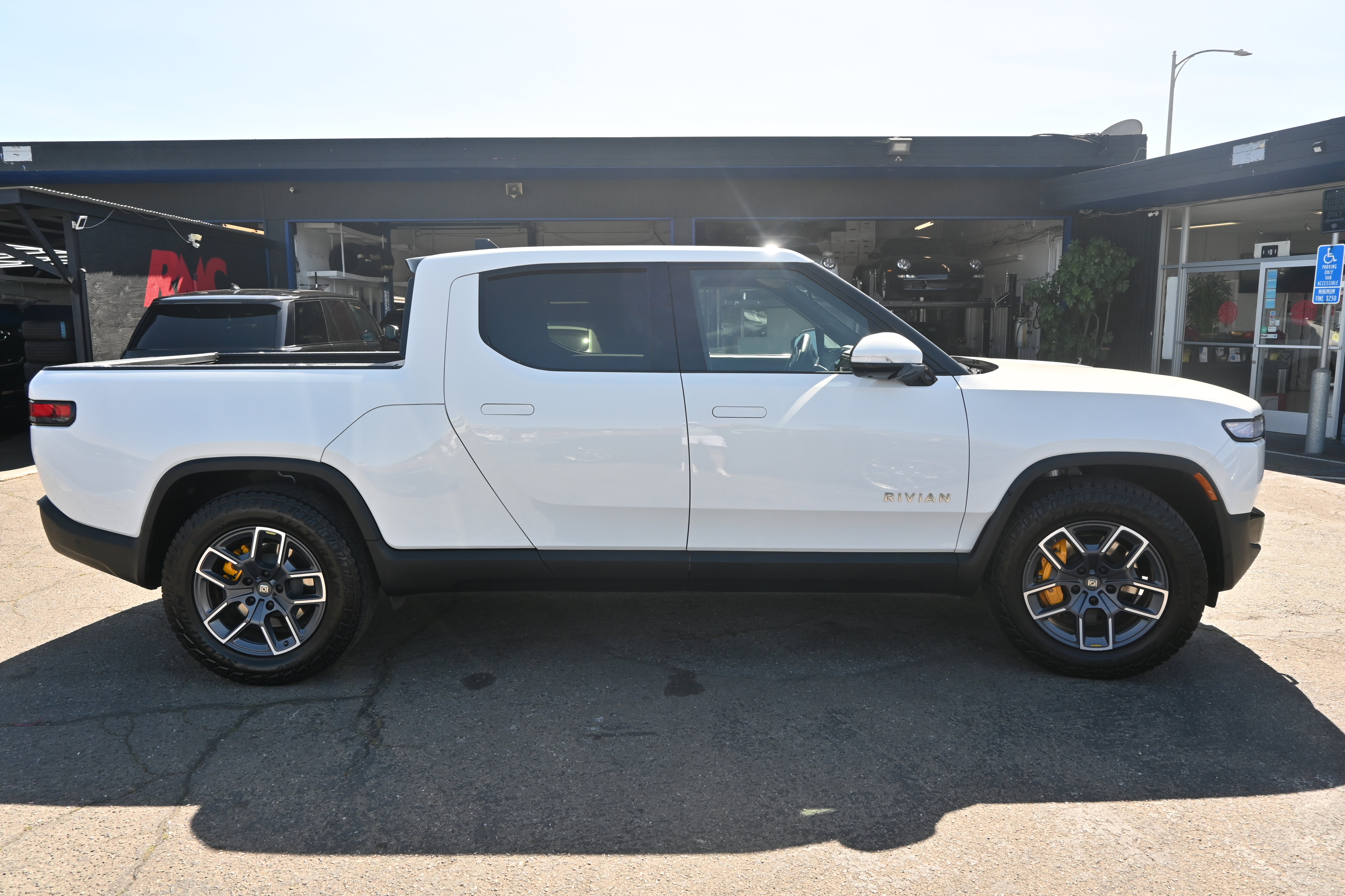 Used 2023 Rivian R1T Adventure image 15