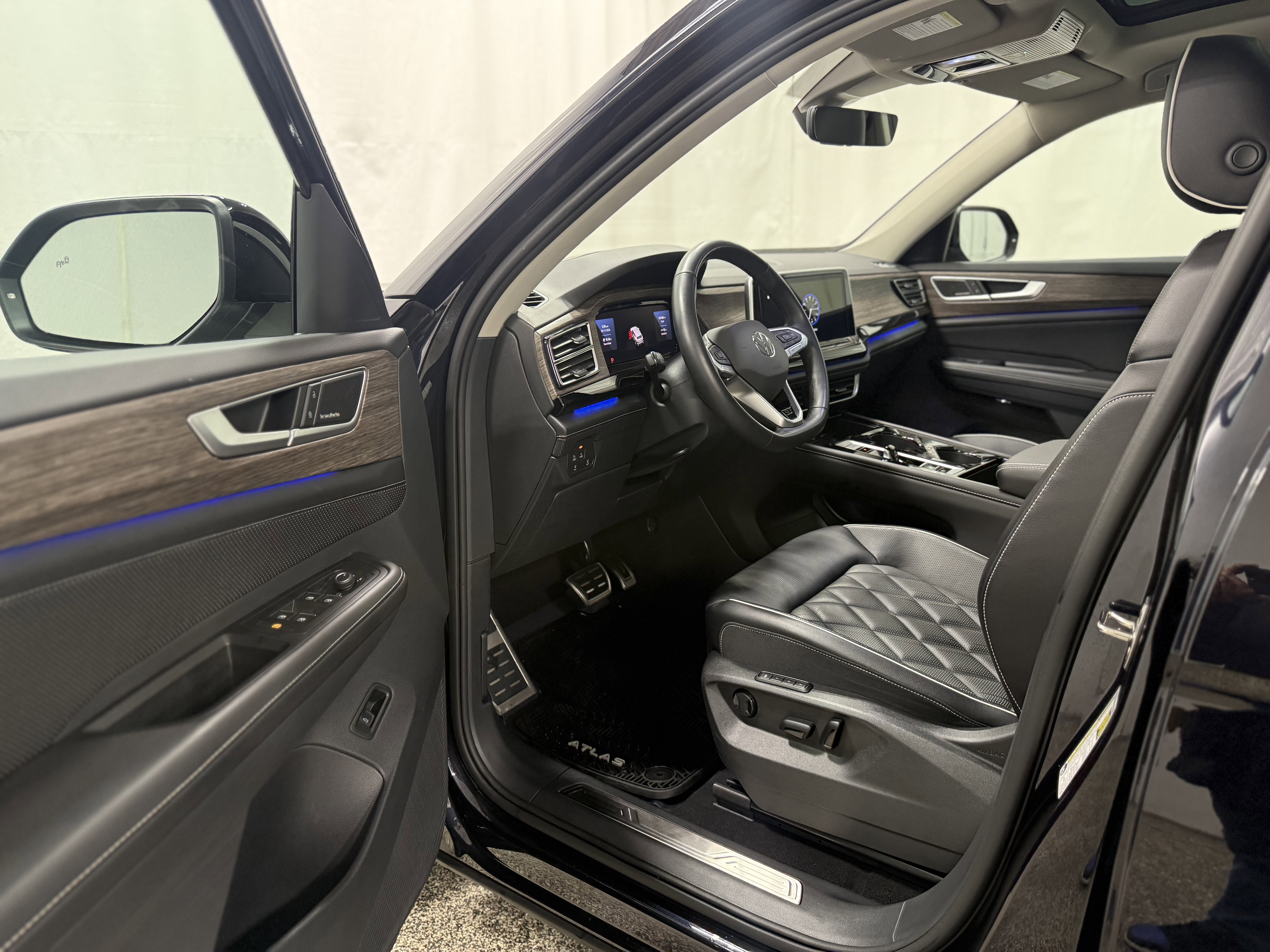 Used 2024 Volkswagen Atlas SEL Premium R-Line image 12