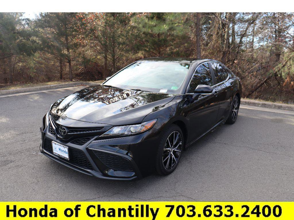 Used 2024 Toyota Camry SE image 3