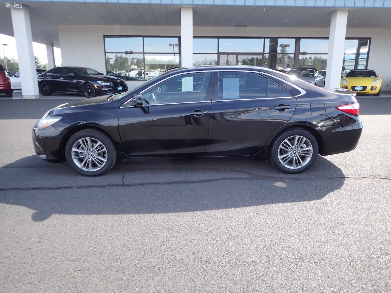 Used 2017 Toyota Camry SE FWD image 2